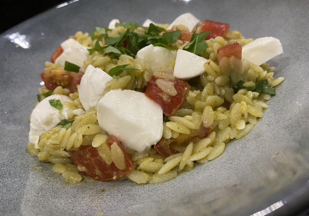 Pasta Orzo con Pesto, Queso y Tomate - Cocinen Conmigo