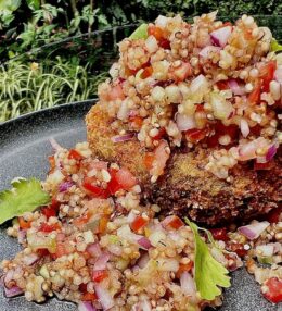 Aguacate empanizado relleno de ensalada de quinoa